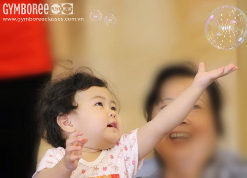 Toddler catch bubble